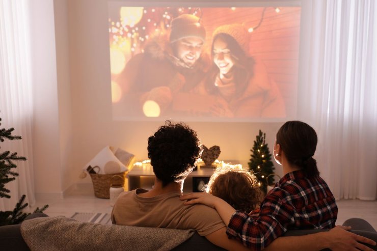 famiglia che vede film di natale