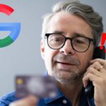 persona con carta di credito e simbolo google